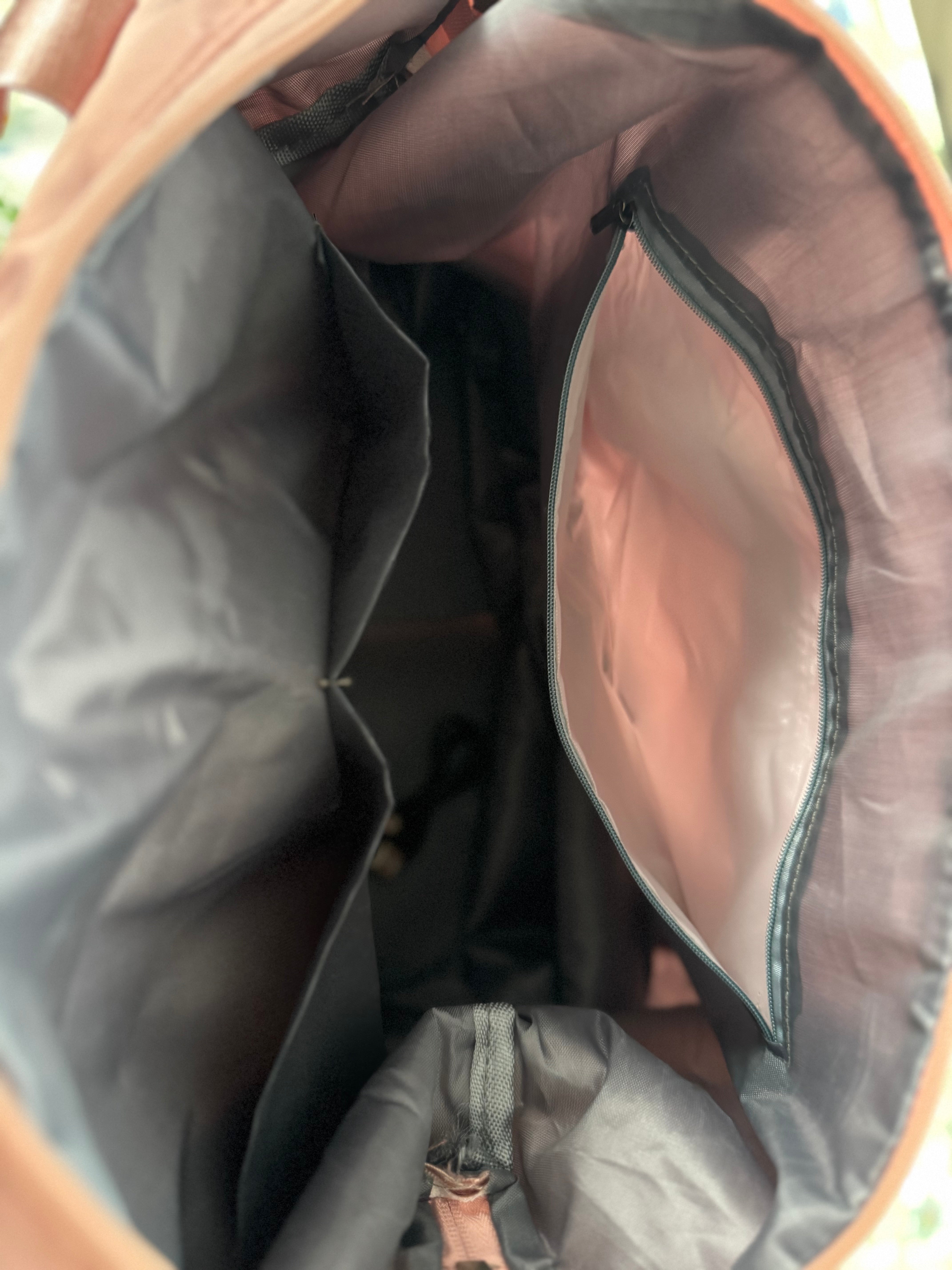 Vacker hopfällbar & expanderbar väska med stadiga hjul