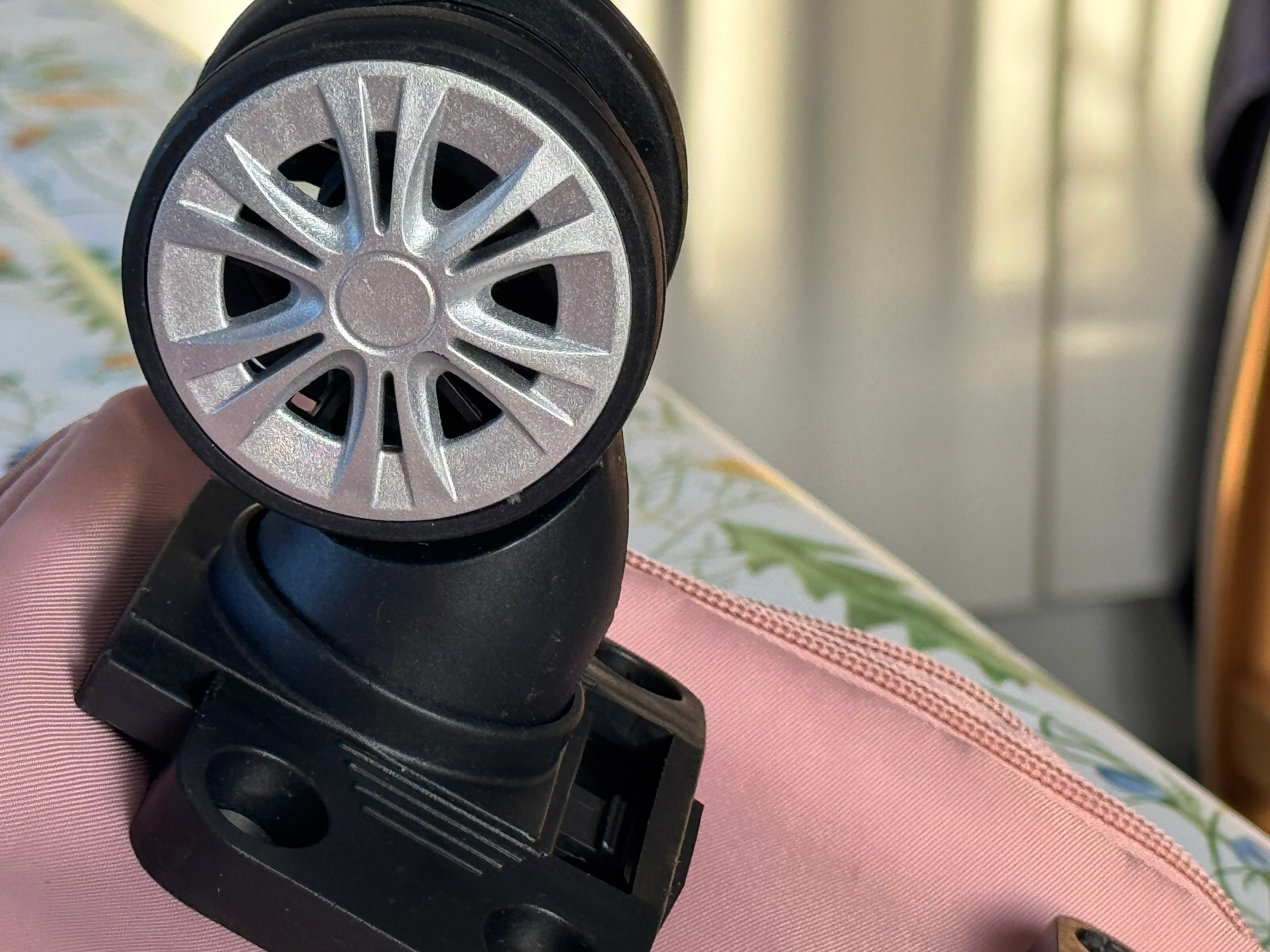 Vacker hopfällbar & expanderbar väska med stadiga hjul